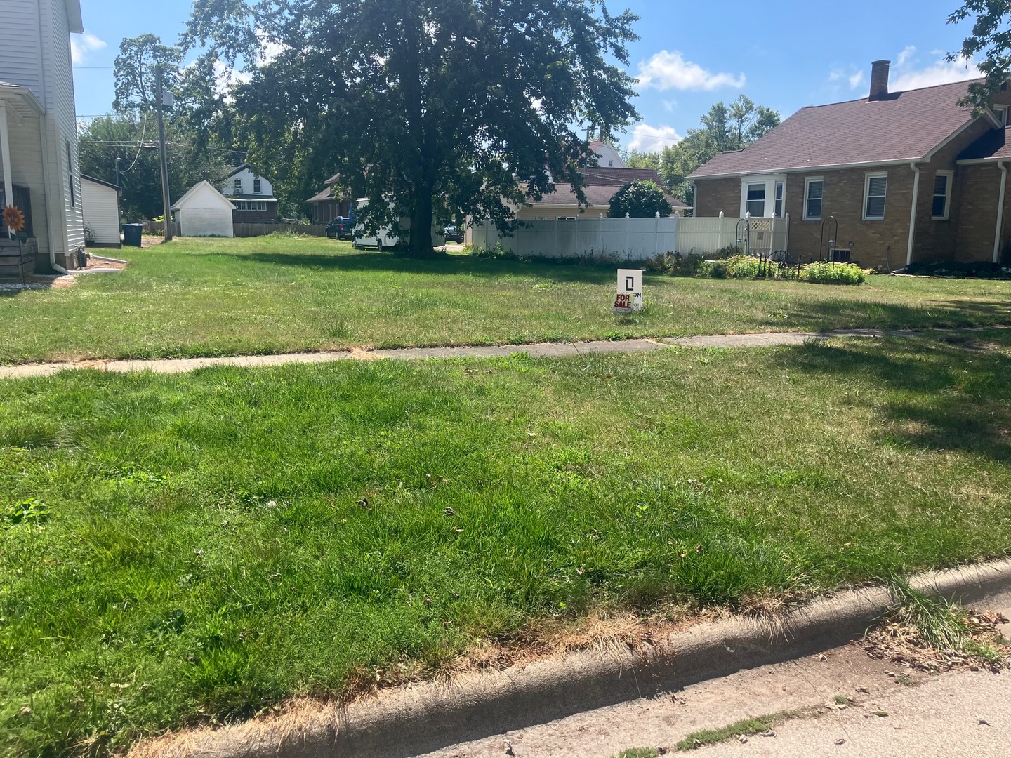 305 E Delaware Street Property Photo 4