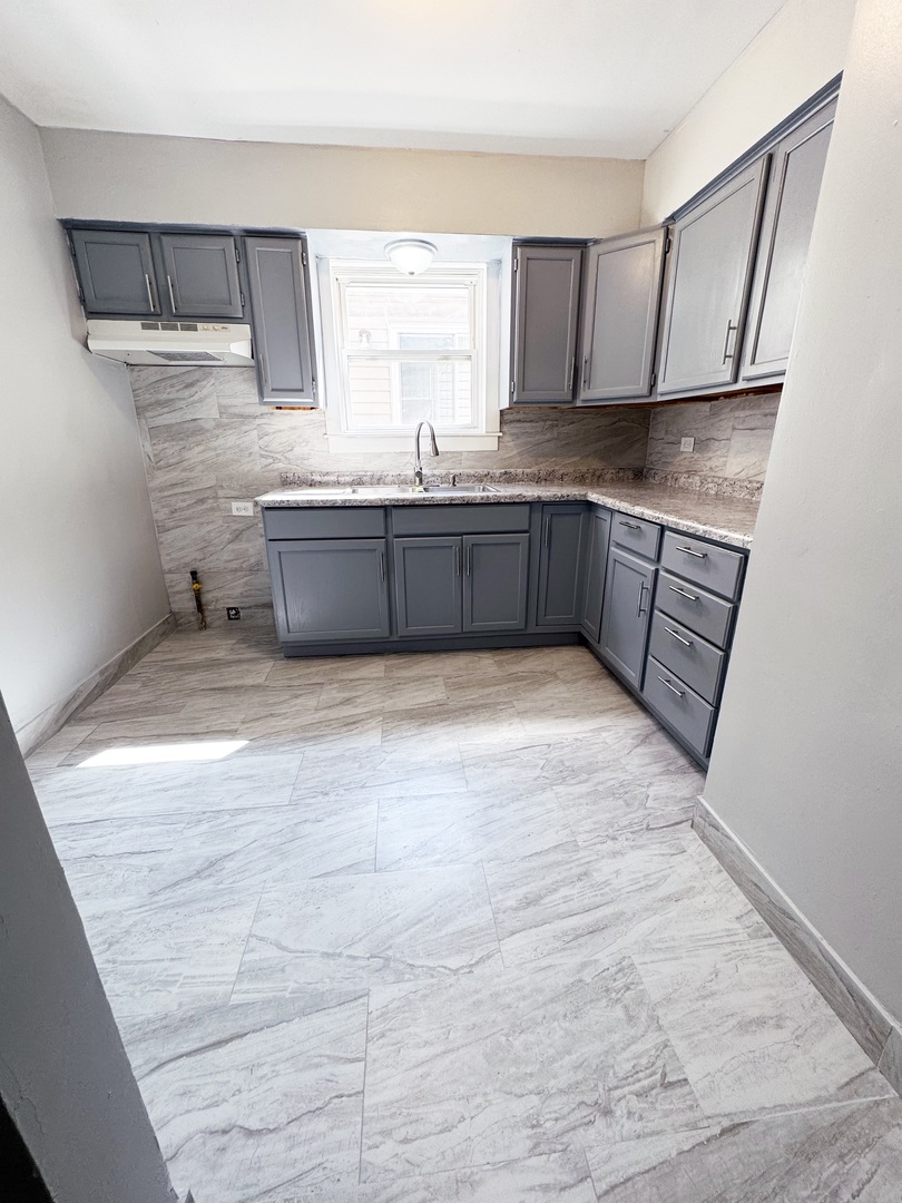 5119 S Lowe Avenue Property Photo 4