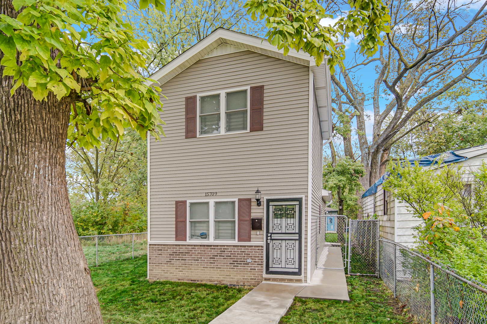15709 Lexington Ave Property Photo 1