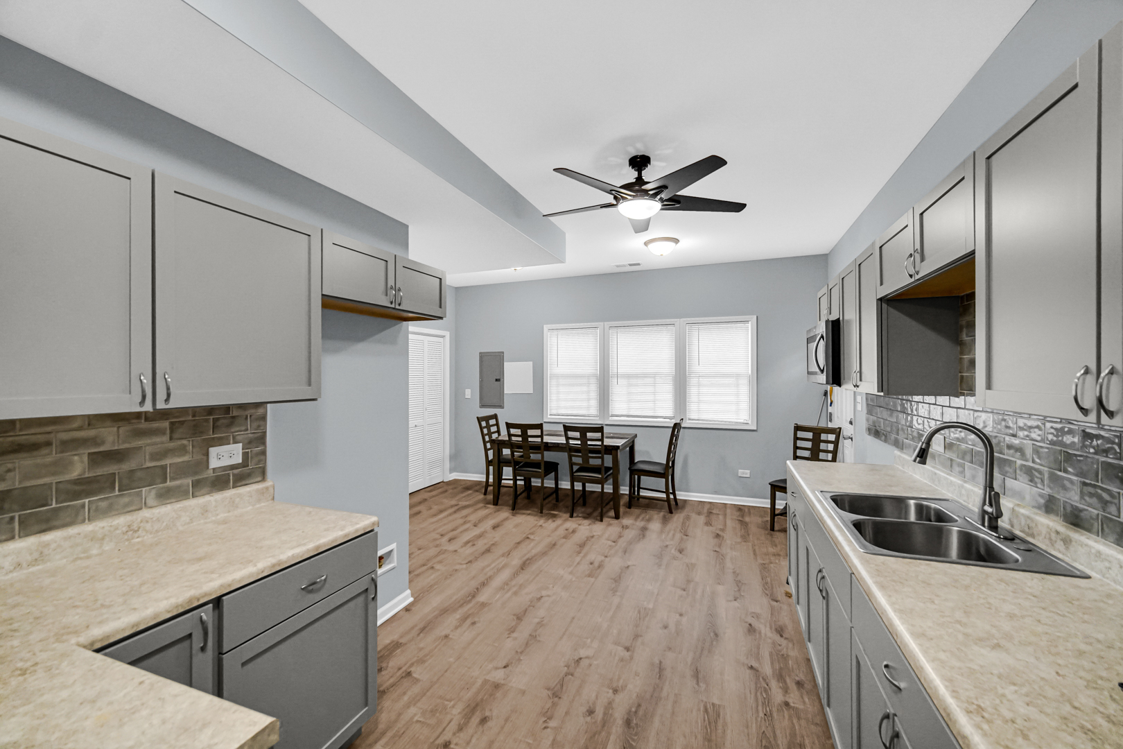 15709 Lexington Ave Property Photo 6
