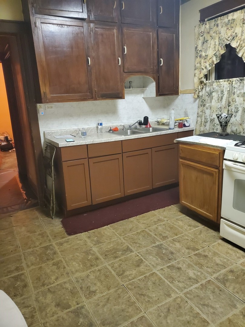 7817 S Rhodes Avenue Property Photo 4