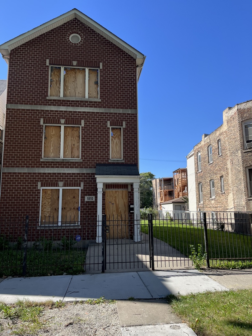 1810 S Hamlin Ave Property Photo 1
