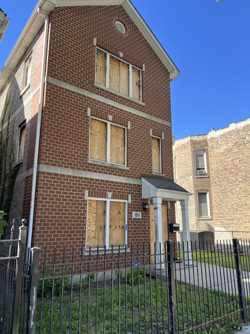 1810 S Hamlin Ave Property Photo 2
