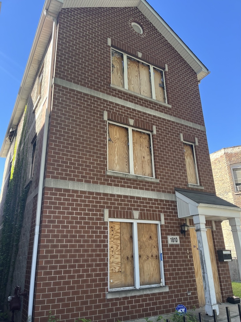 1810 S Hamlin Ave Property Photo 3