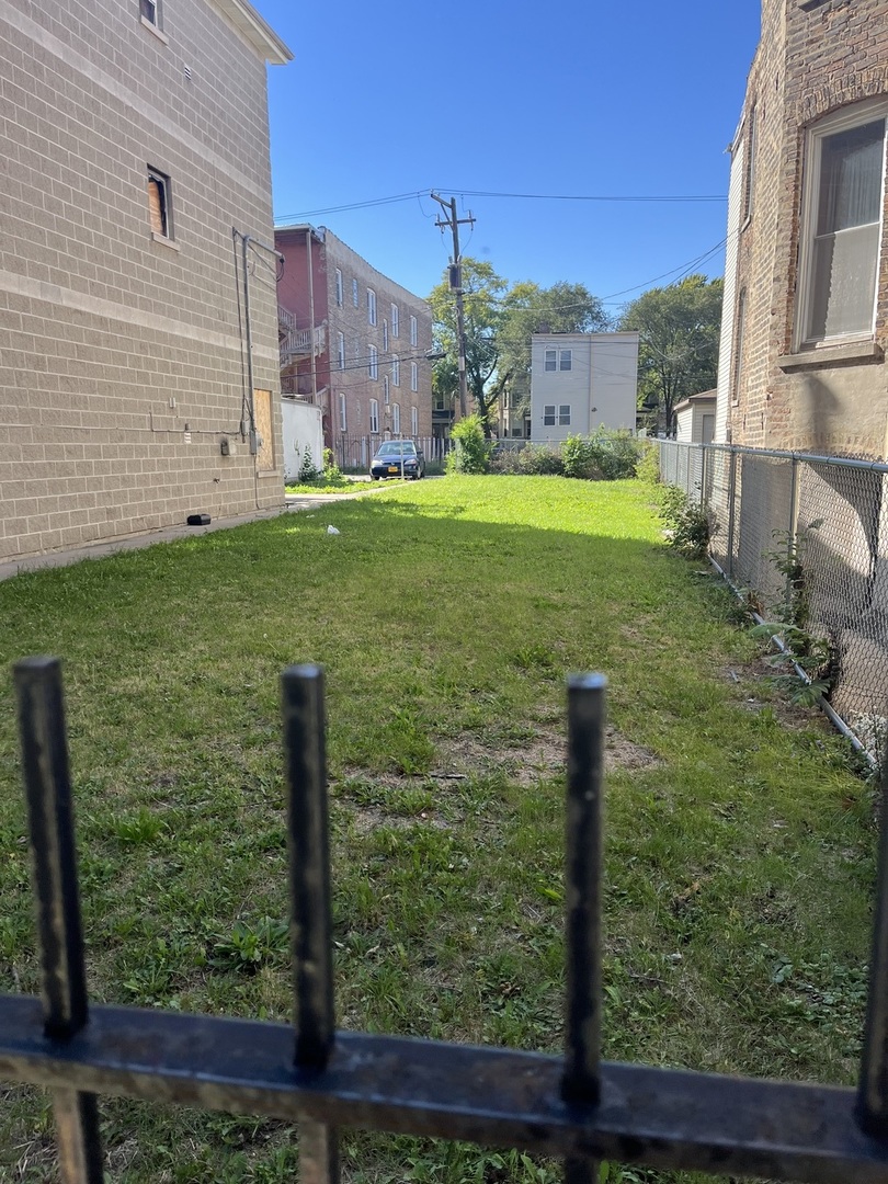 1810 S Hamlin Ave Property Photo 4