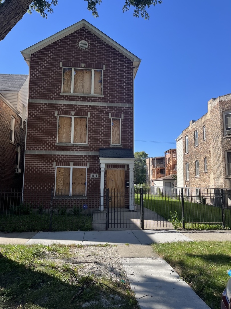 1810 S Hamlin Ave Property Photo 6