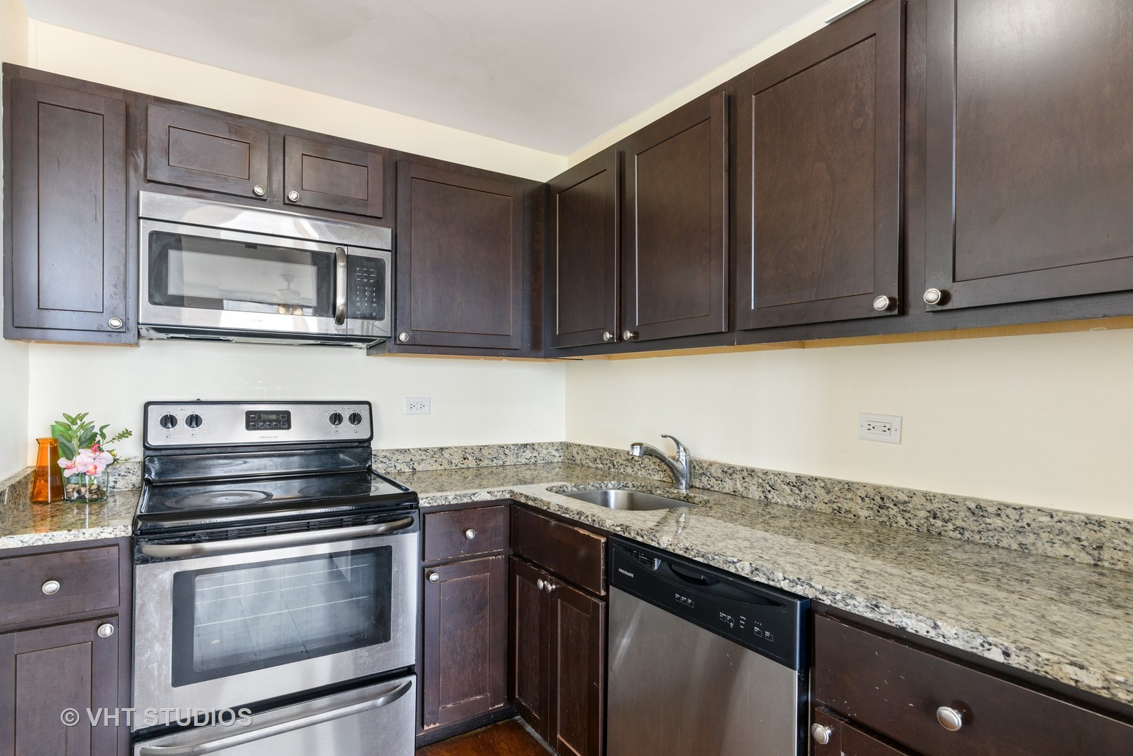 655 W Irving Park Rd Property Photo 9