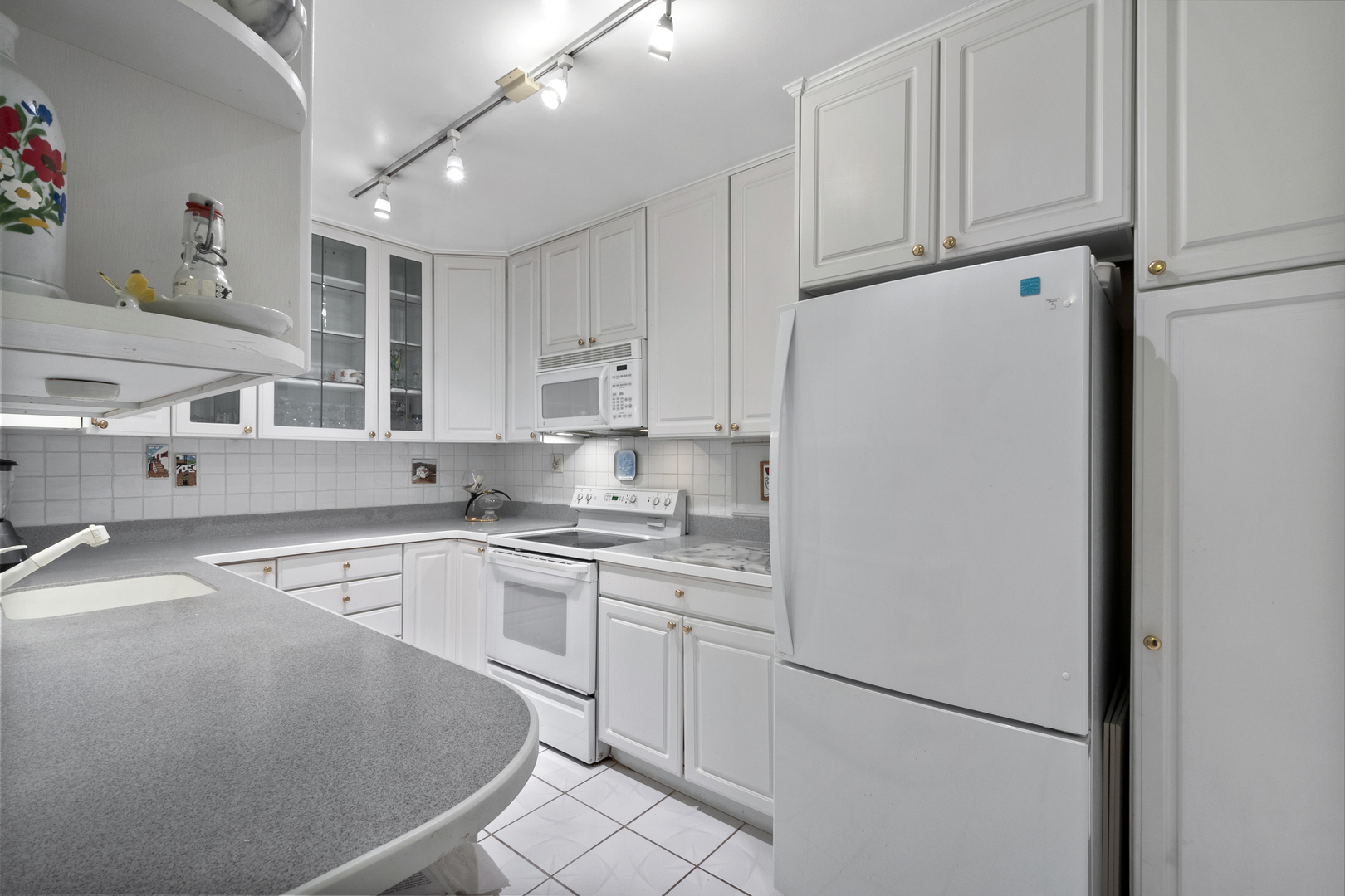 2400 N Lakeview Ave Property Photo 17