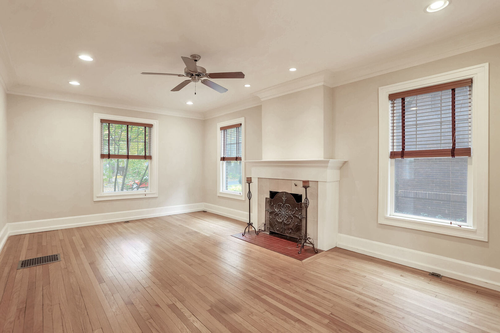 1105 S Busey Avenue Property Photo 9