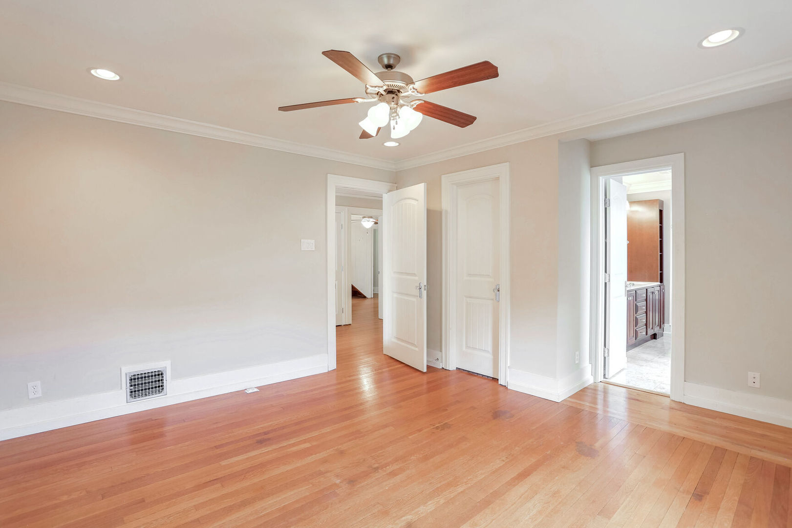 1105 S Busey Avenue Property Photo 19