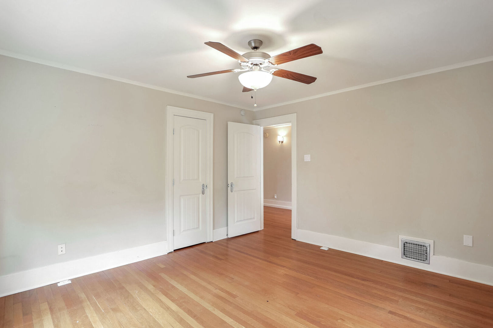 1105 S Busey Avenue Property Photo 24