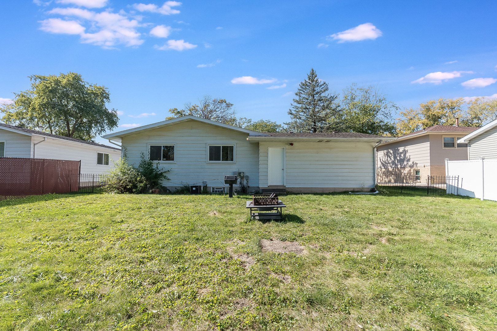423 Pleasant Dr Property Photo 3