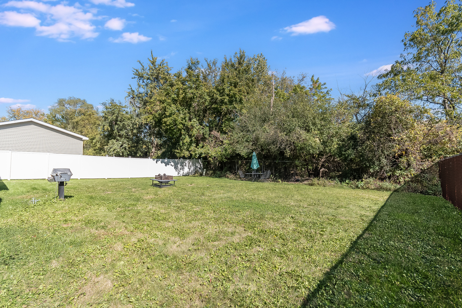 423 Pleasant Dr Property Photo 4