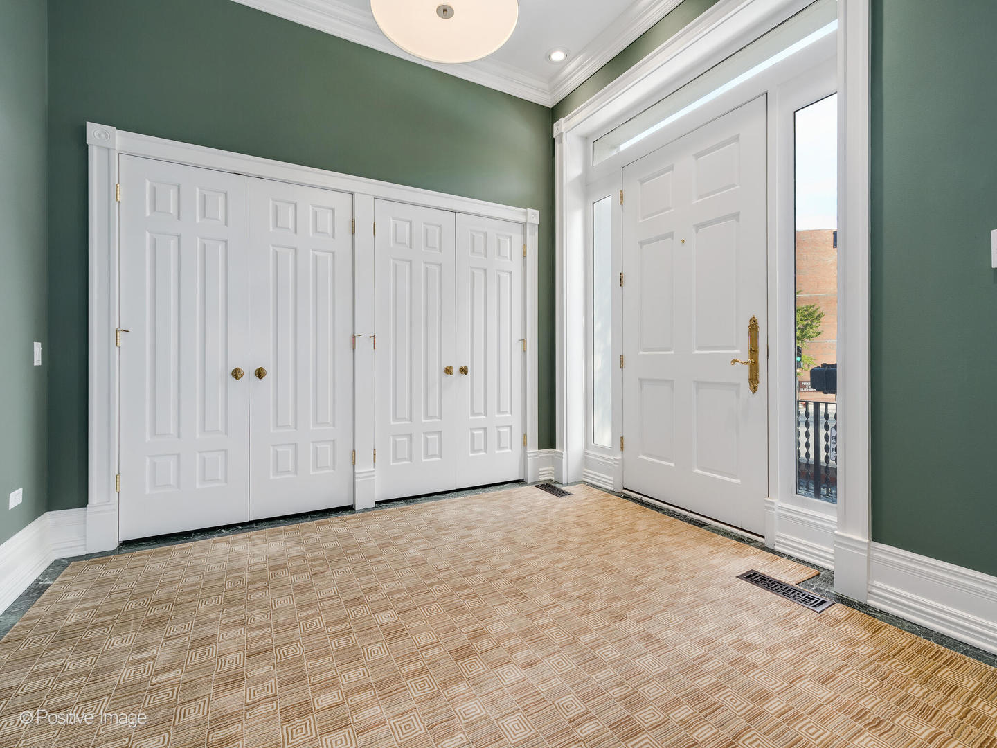 1258 N La Salle Drive Property Photo 4