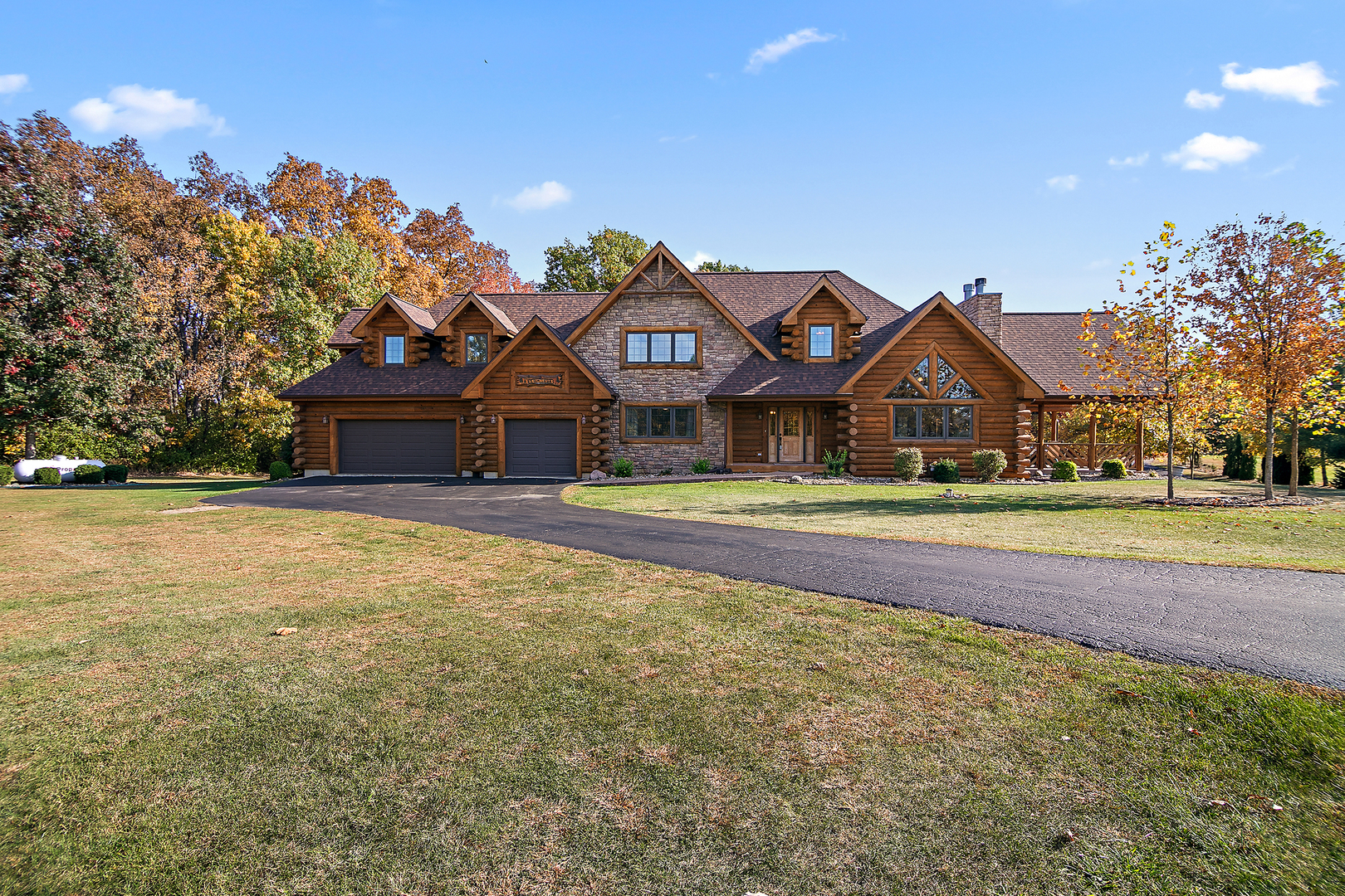 6125 Tulip Lane Property Photo 4