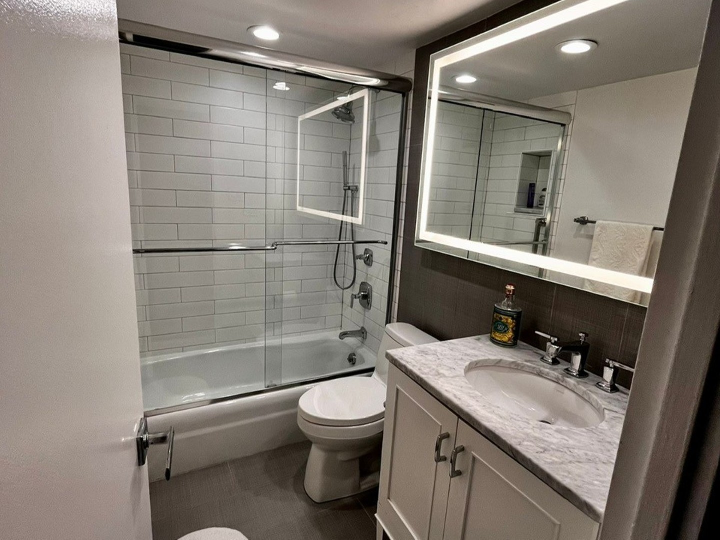 175 E Delaware Pl Property Photo 13