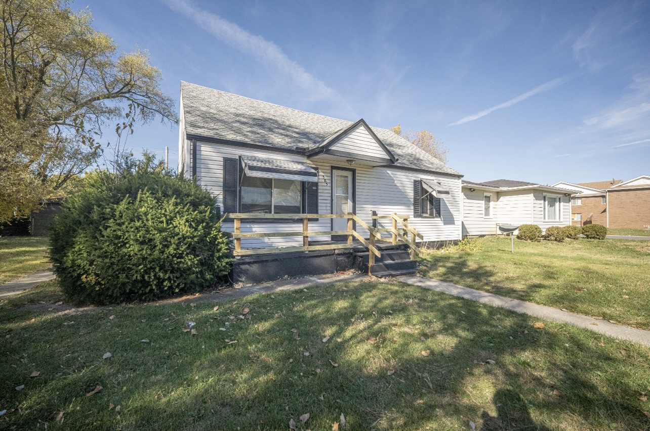 585 N Fairmont Avenue Property Photo 2