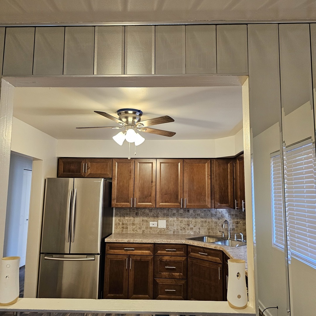 6959 N Ridge Blvd Property Photo 3
