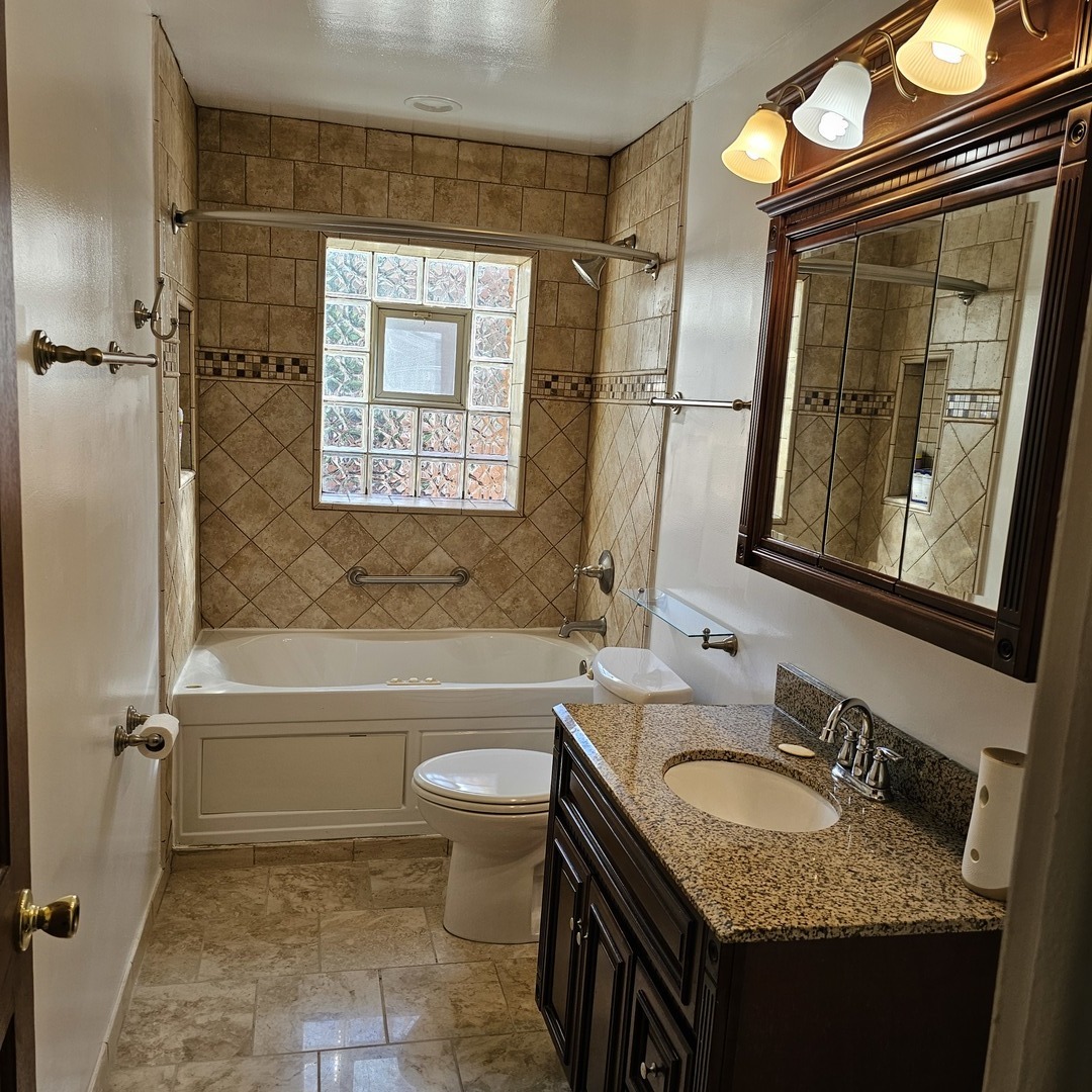 6959 N Ridge Blvd Property Photo 4