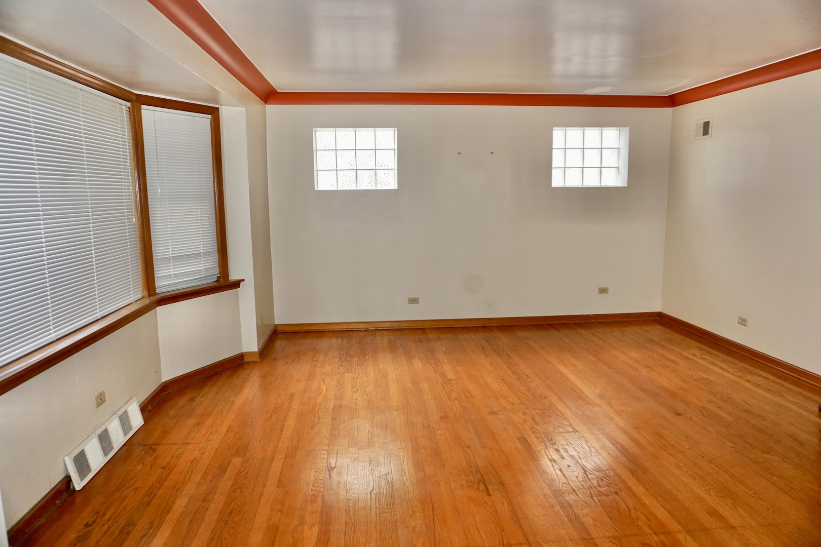 4727 N Newcastle Avenue Property Photo 6