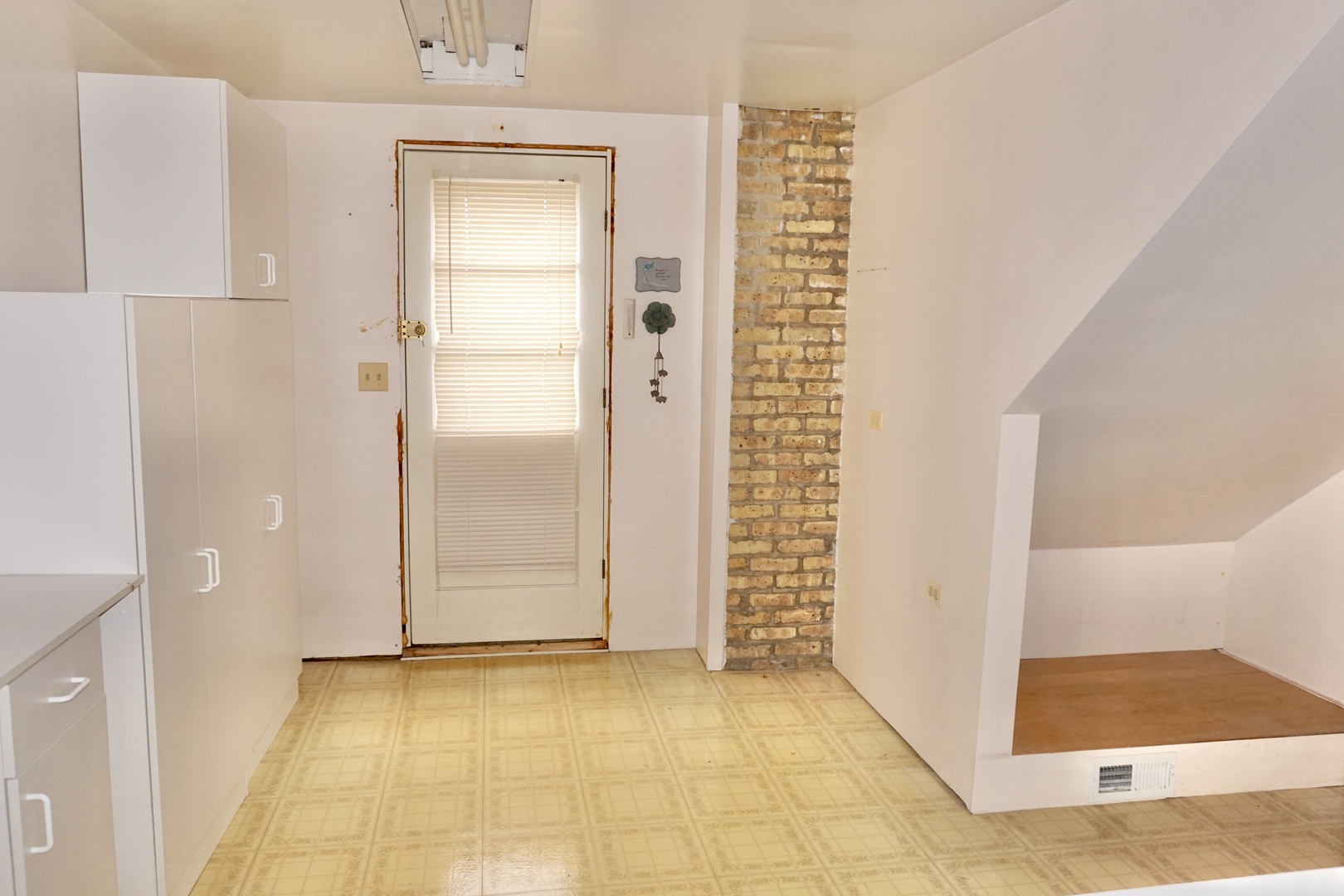 4727 N Newcastle Avenue Property Photo 9