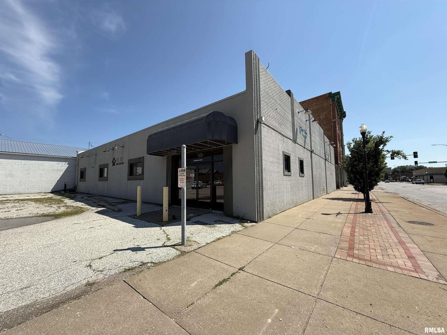 724 W 2ND Street Property Photo 1