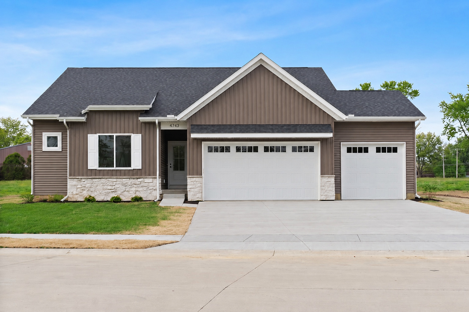 4743 WILLOW Circle