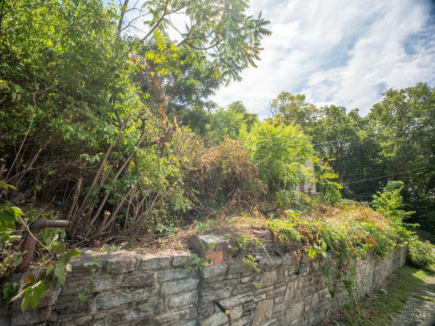 2224 Iowa Ave Property Photo 4