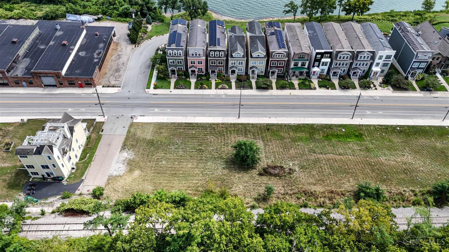 1928 Riverside Drive Property Photo 4