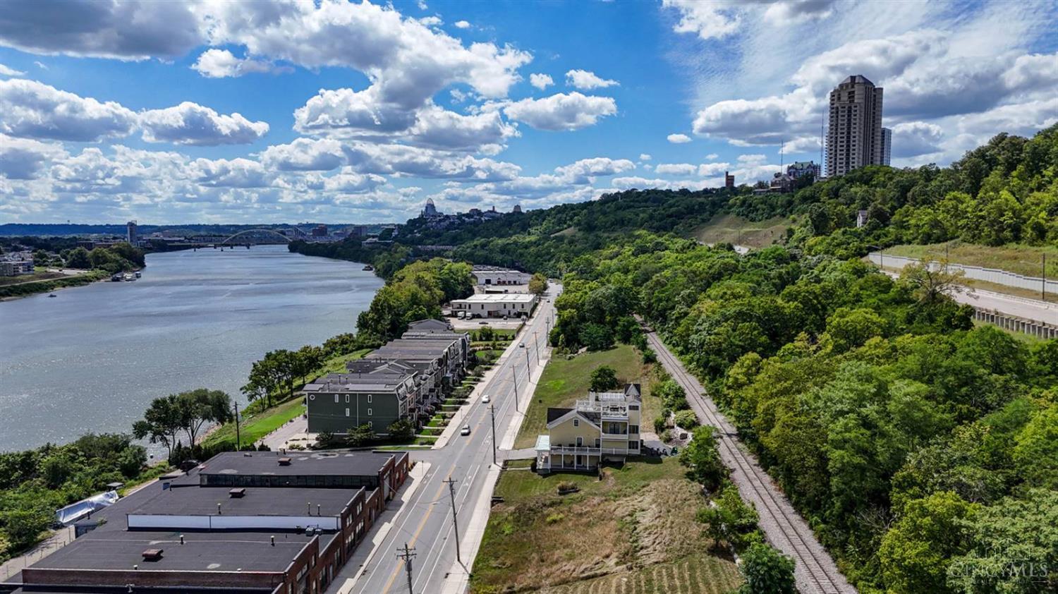 1928 Riverside Drive Property Photo 6