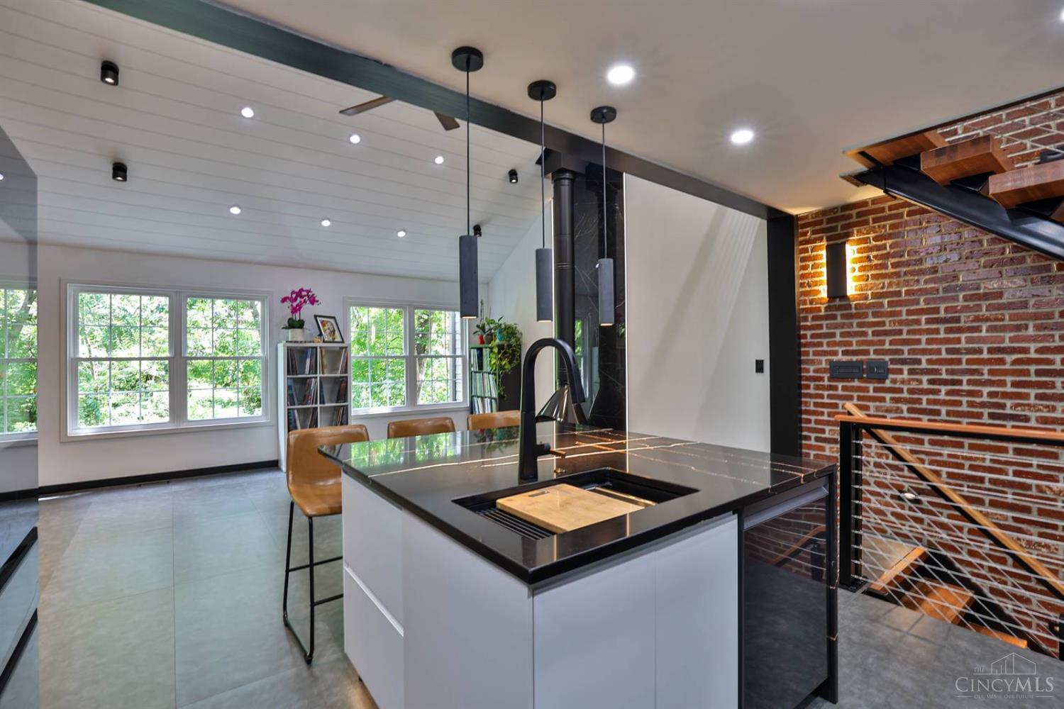 10555 Montgomery Road Property Photo 16