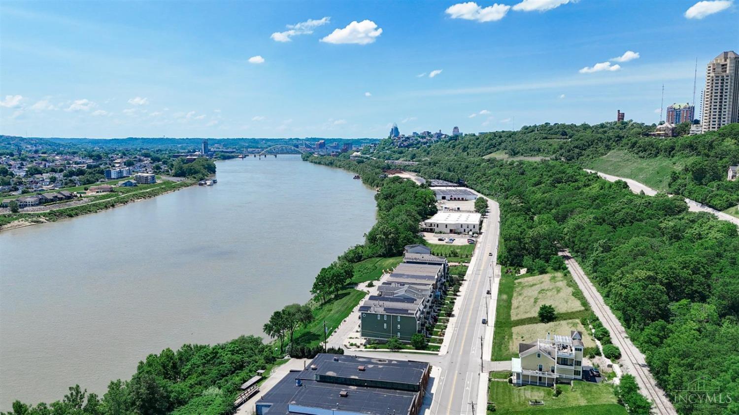 1922 Riverside Drive Property Photo 8
