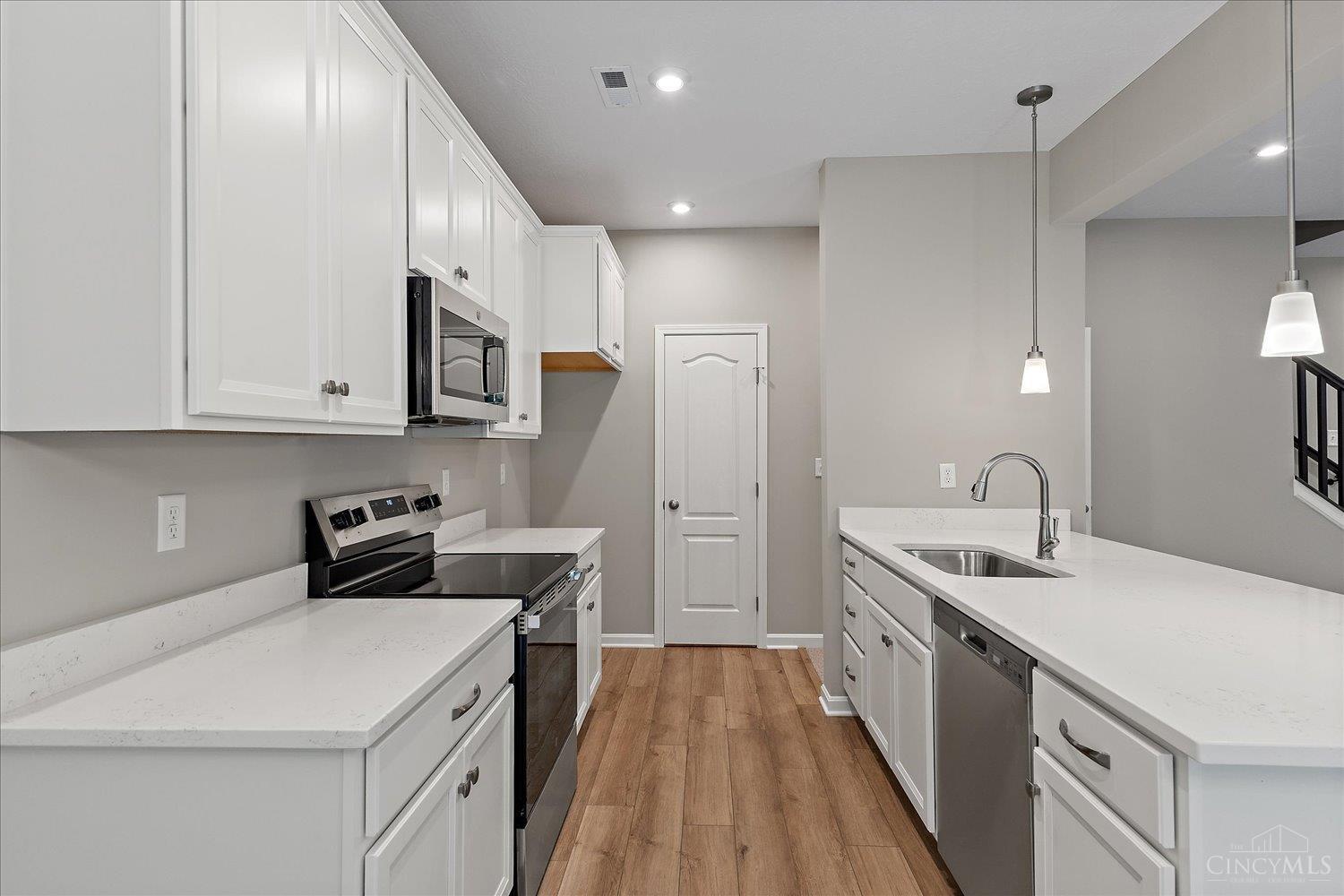 1593 Summerview Lane Property Photo 3