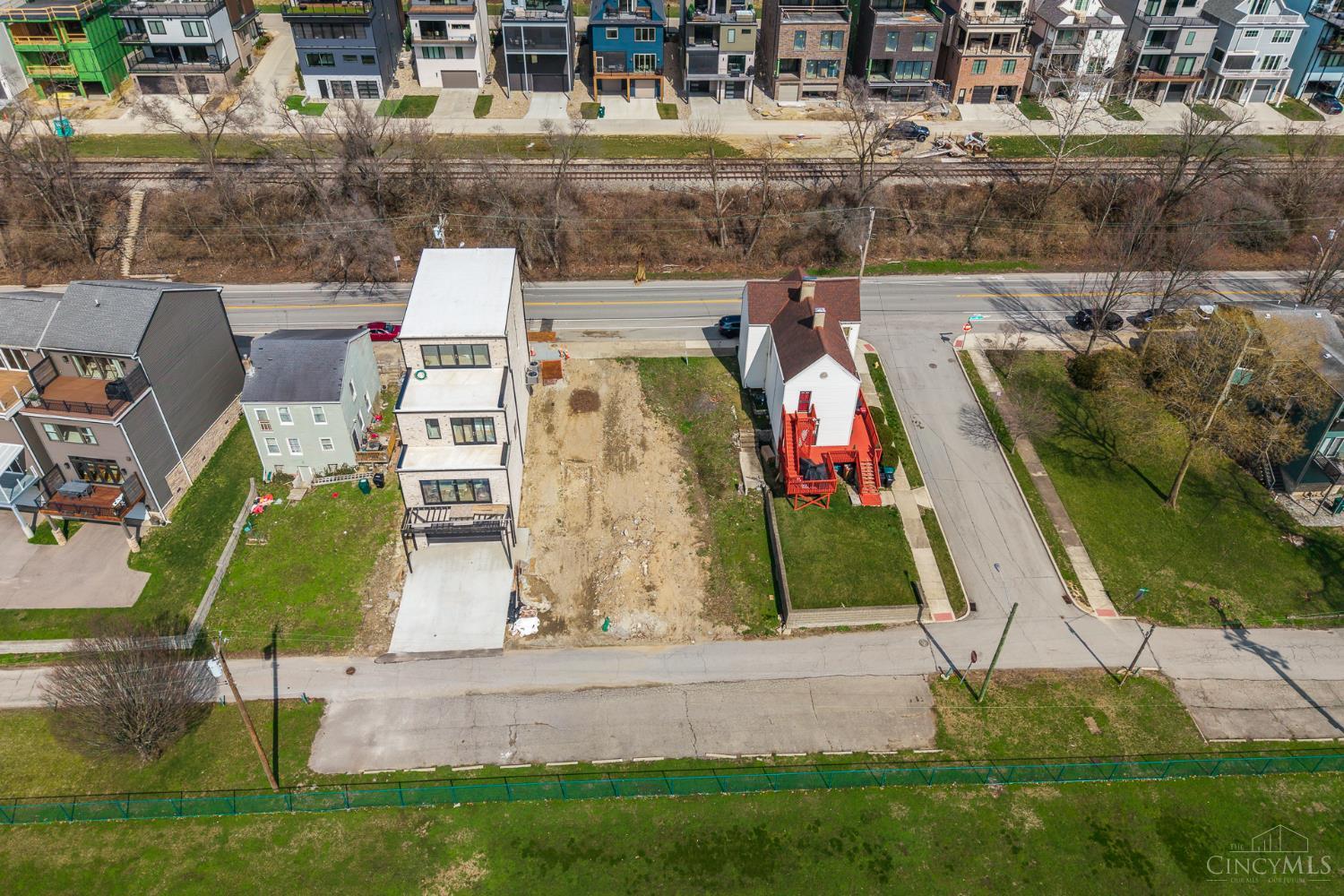 3021 Riverside Drive Property Photo 2