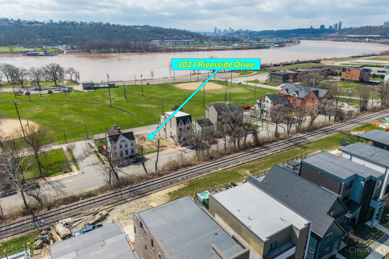 3021 Riverside Drive Property Photo 3