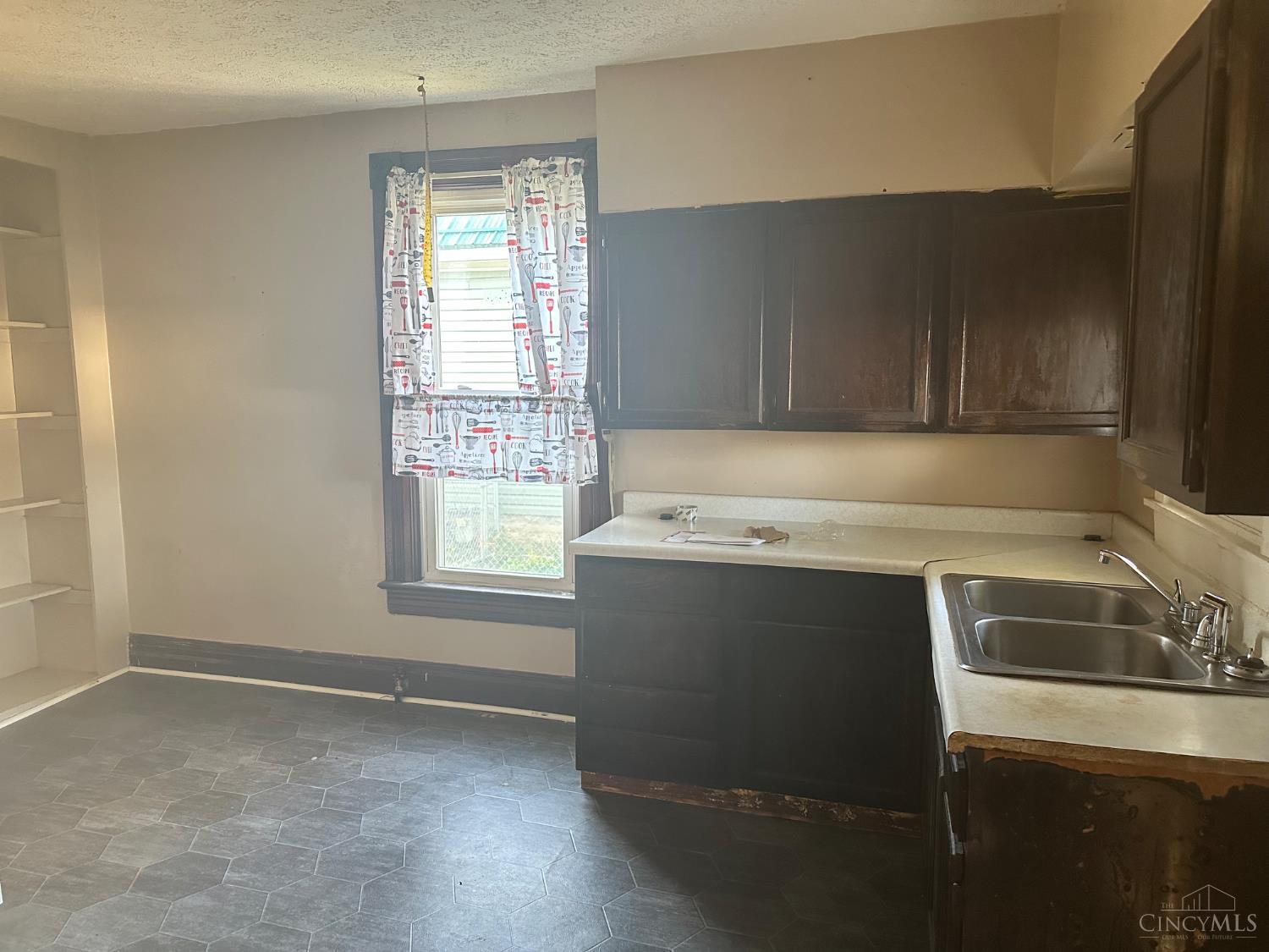 S 503 Broadway Street Property Photo 7