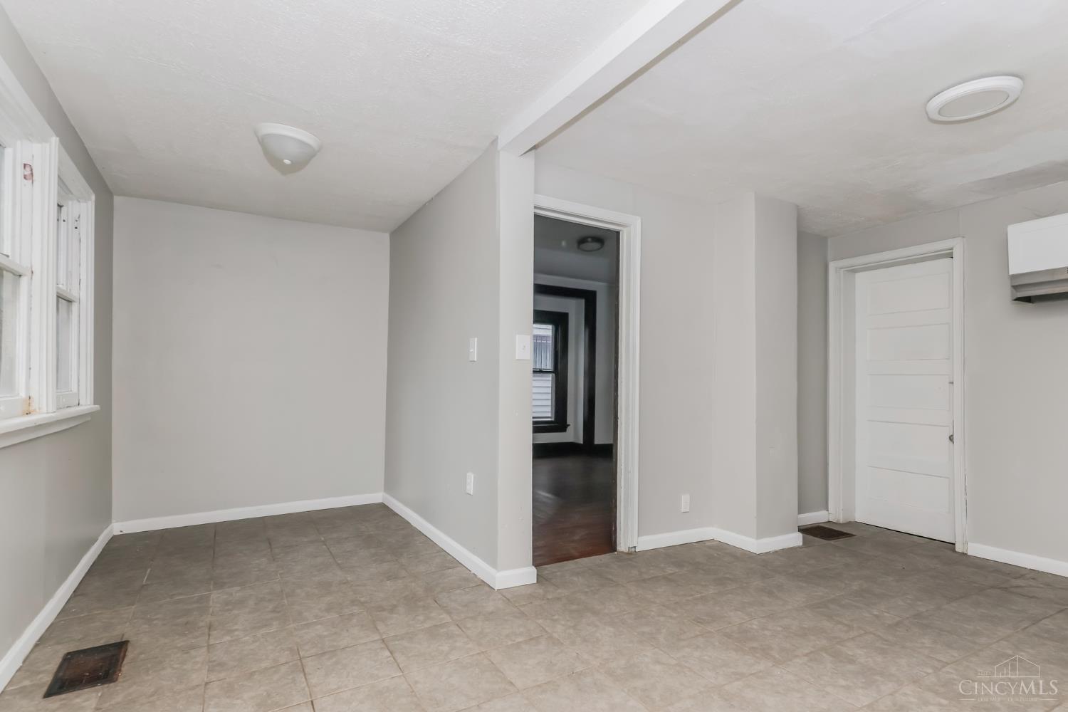 1249 Everett Drive Property Photo 6