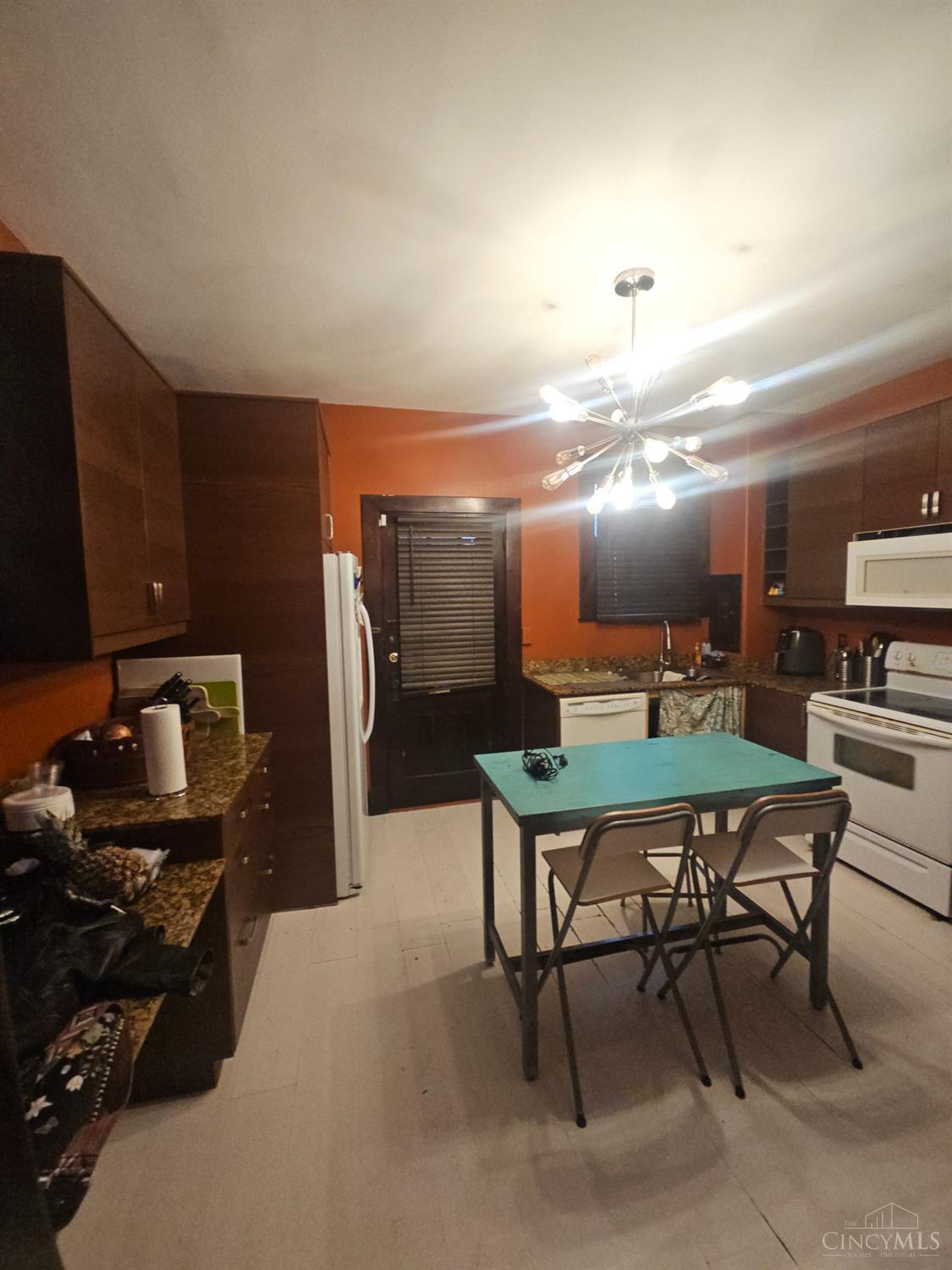 3936 Dickson Avenue Property Photo 2