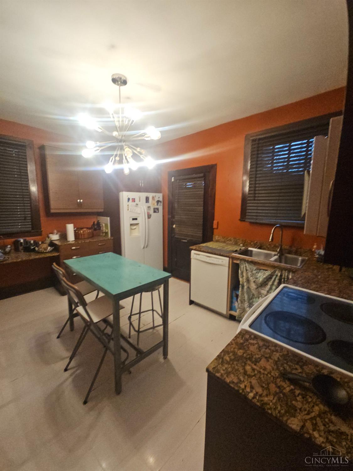 3936 Dickson Avenue Property Photo 23