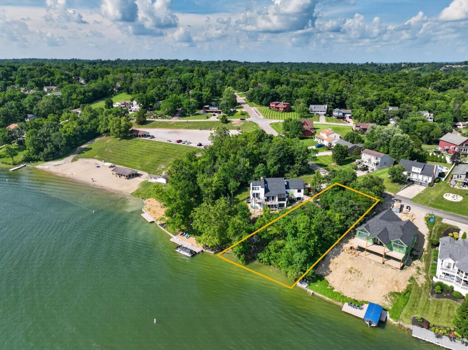 1525 Lakeview Drive Property Photo 1