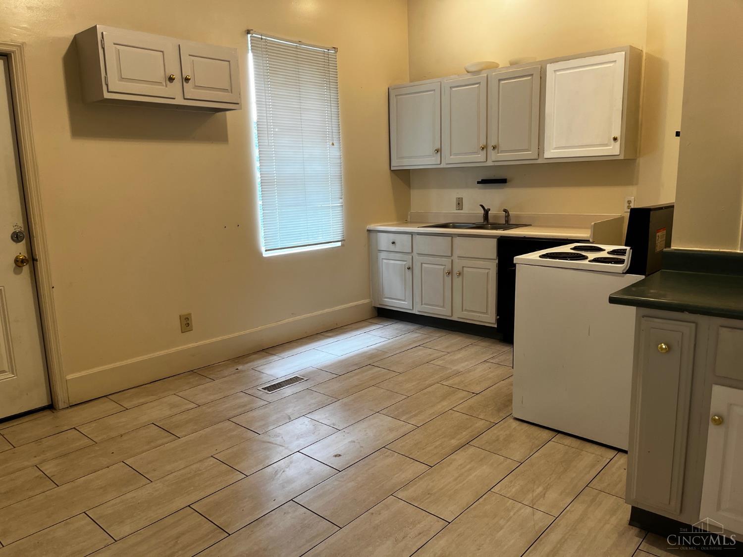 E 241 University Avenue Property Photo 3