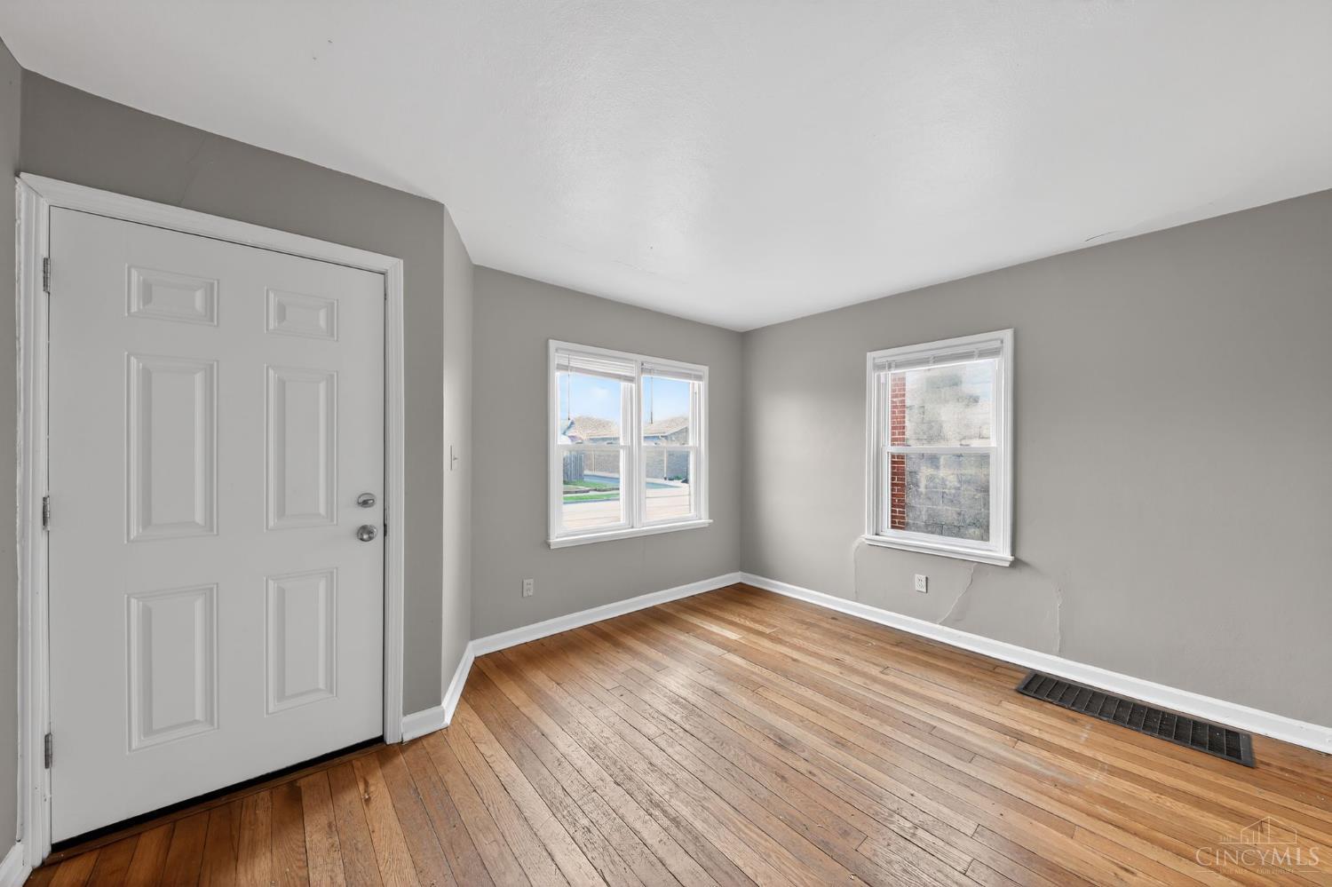 925 Ross Avenue Property Photo 4