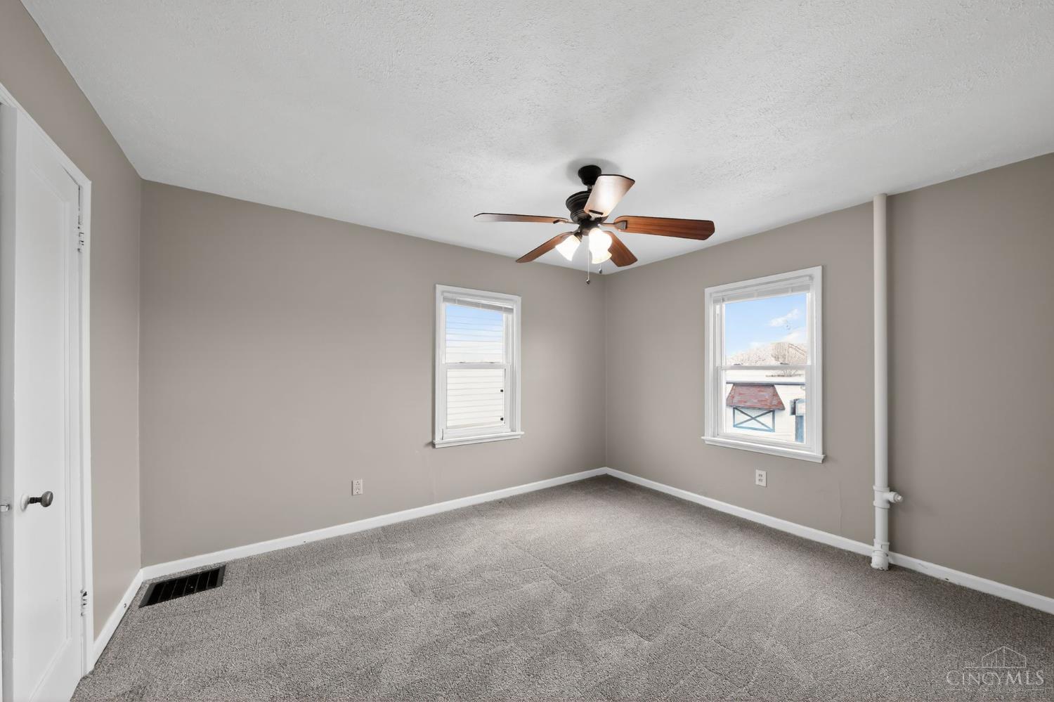925 Ross Avenue Property Photo 8