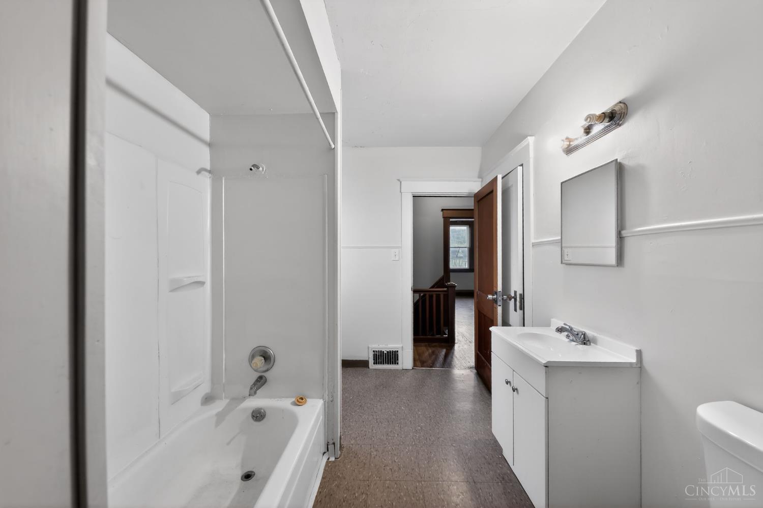 8627 Reading Road Property Photo 18