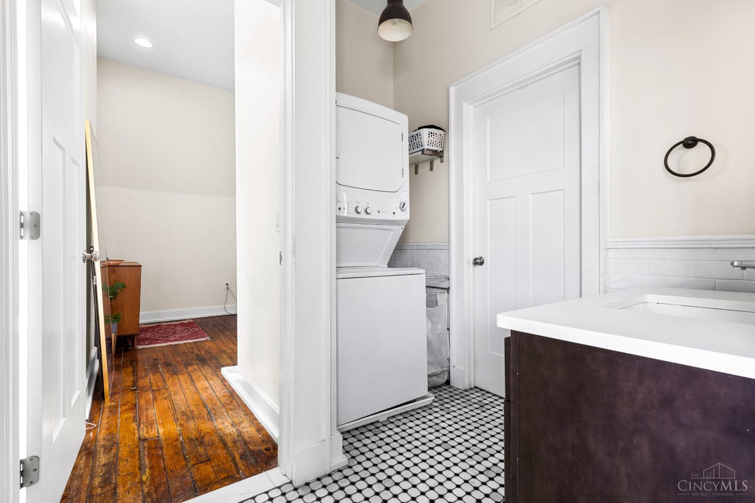433 Clark Street Property Photo 28