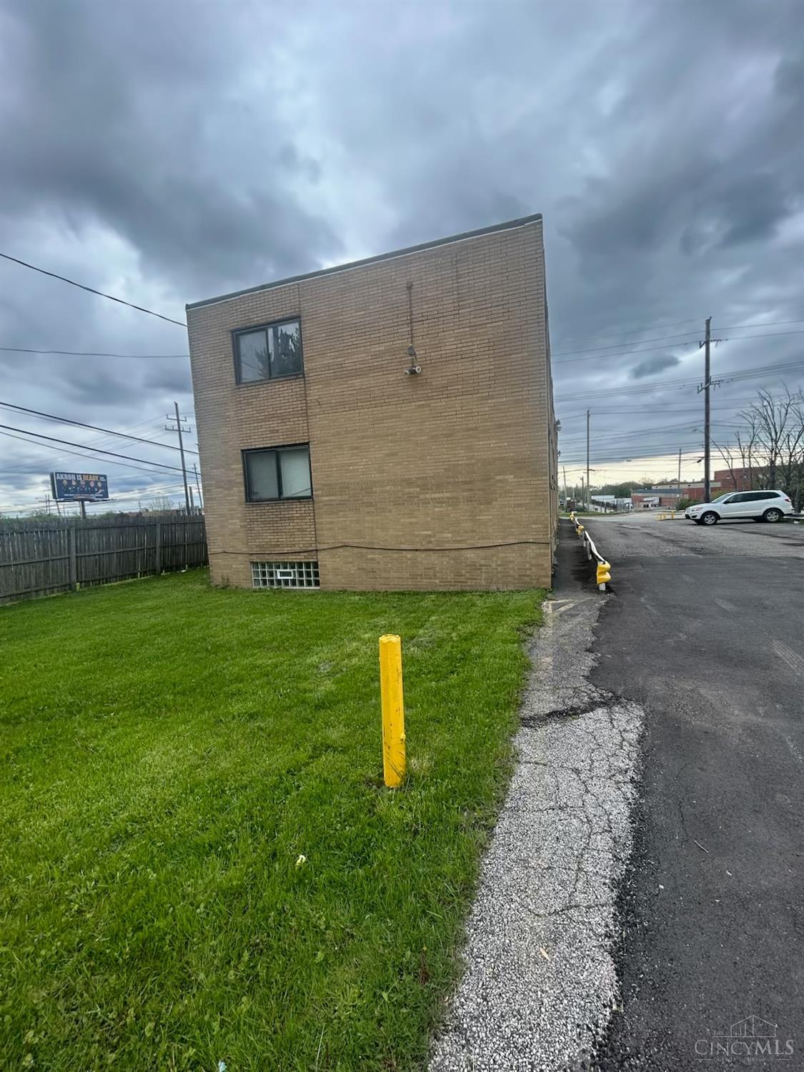 4467 Lee Road Property Photo 4