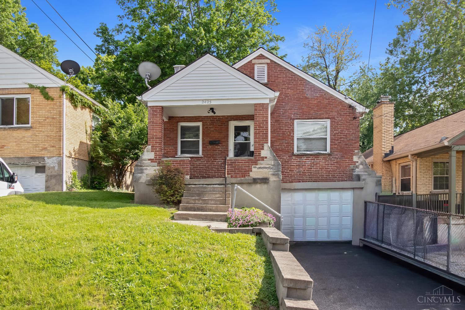 2425 St Albans Avenue Property Photo 1