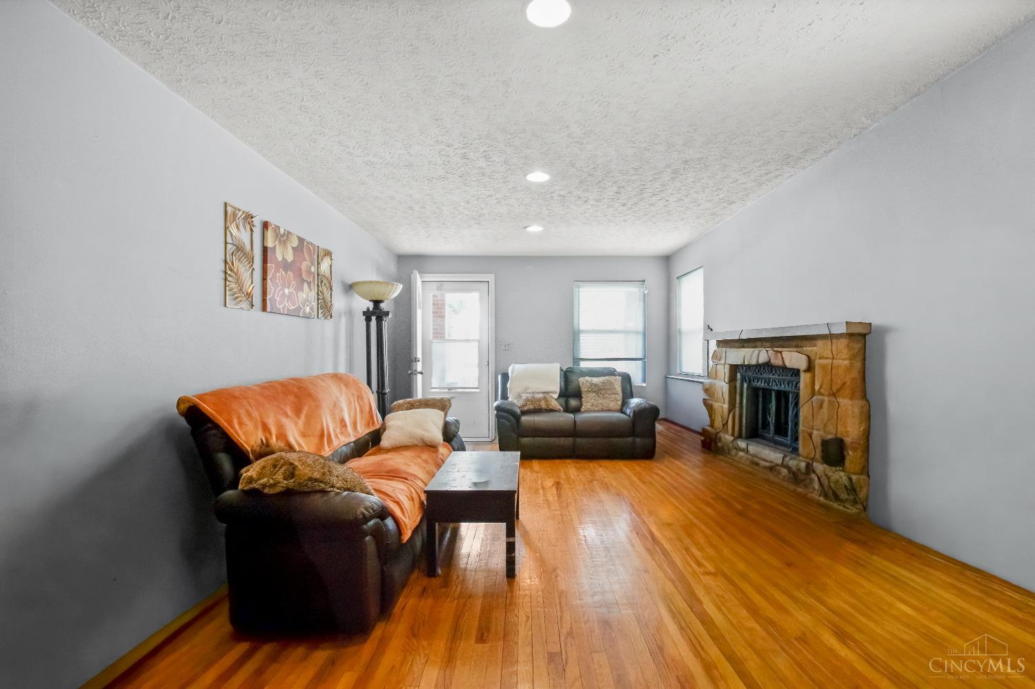 2425 St Albans Avenue Property Photo 3
