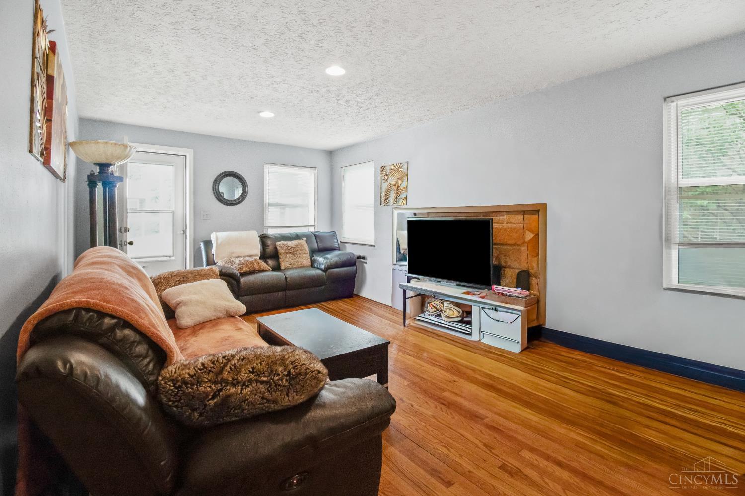2425 St Albans Avenue Property Photo 4