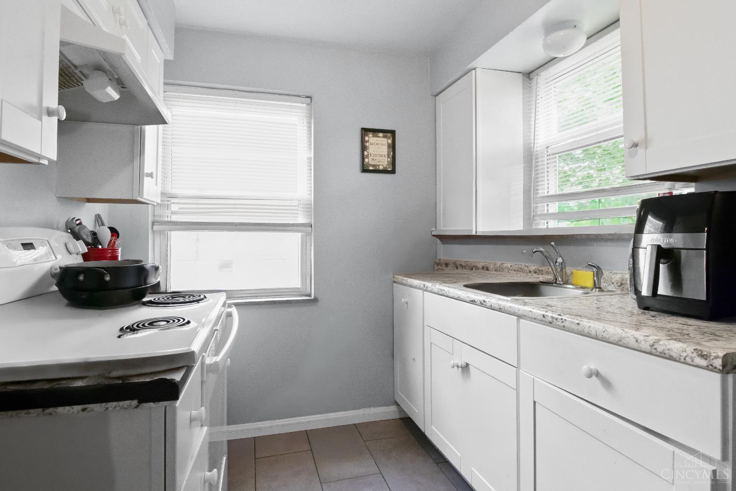 2425 St Albans Avenue Property Photo 6